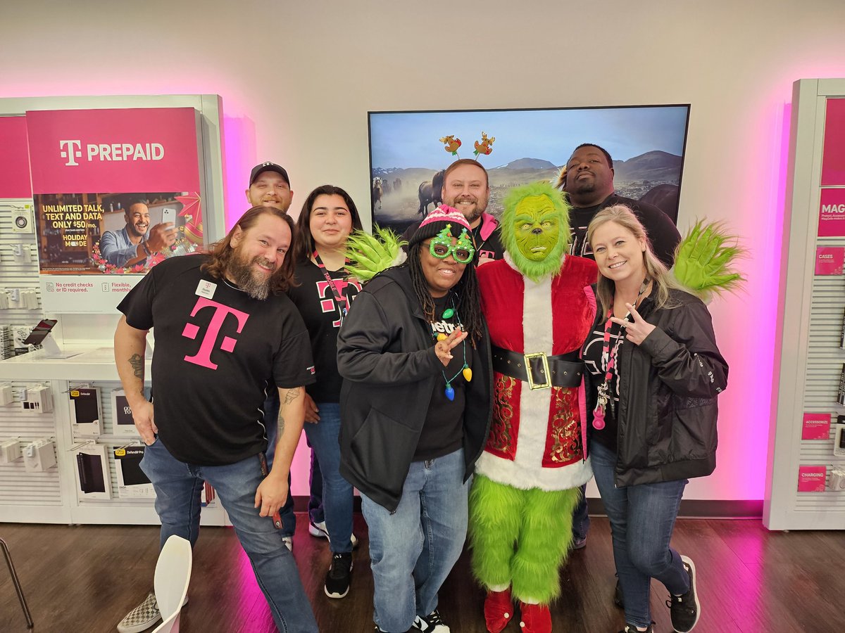 Happy Holidays & Happy Grinchmas from The FORT and our Metro by T-Mobile friends @MarielaPerezATL @_JazzyJasATL @PHonologist1906 @ryanshiell @TonyCBerger @JacksonTingley