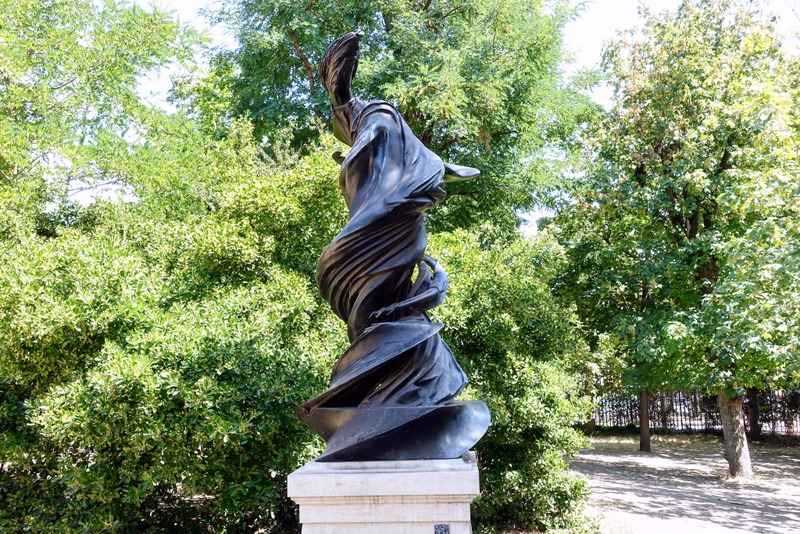 DrMaz_Astro's tweet photo. @FrancoisLevrier Elle a finalement été remplacée, en 2017, dans le square juste de l'autre côté du boulevard. Comme si la statue s'était enfuie :-) Elle est assez originale, d'ailleurs: https://t.co/TbR0nj19lB