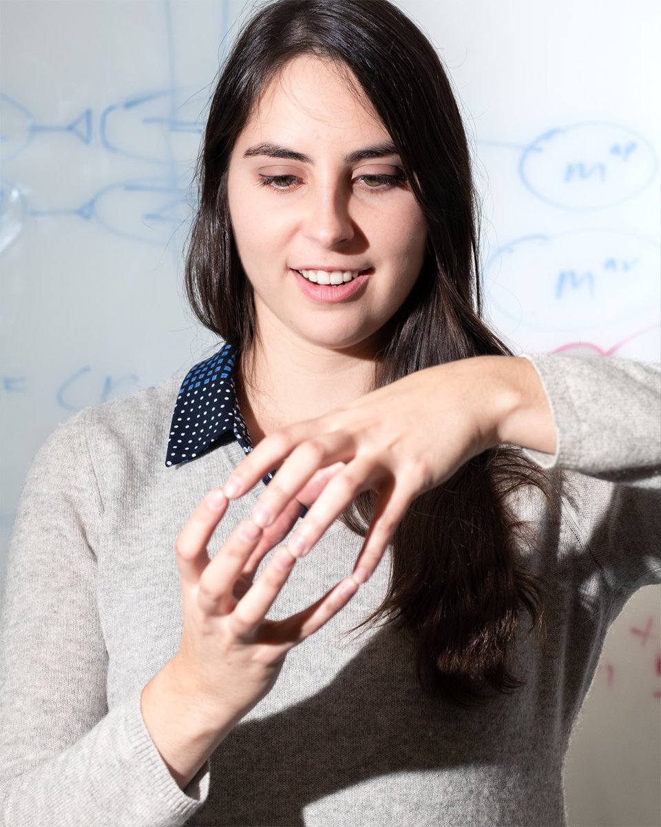 ZuckermanBrain's tweet image. (1/6) A violinist and former synchronized swimmer, Jasmine Stone has spent a lot of time considering not only how we learn to move, but how our movements inform our learning. 🎻🧠 🏓

📷 Stone explains how brain networks are connected.