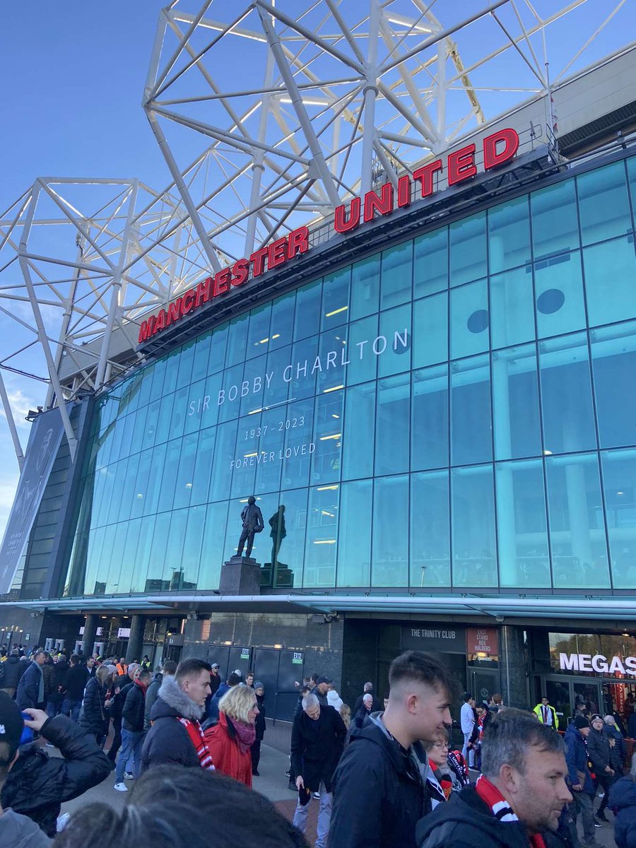 En jävligt lång väg hit. Timmars långa samtal ute på en landåker i Thailand medans du kriga på i Norska 3e ligan. Nu några få år senare är du nominerad till topp 3 målvakter i Sverige! All lycka broder stort tack för Manchester resan den glömmer jag aldrig! ❤️ <a href="/leo_wahlstedt/">Leopold Wahlstedt</a>