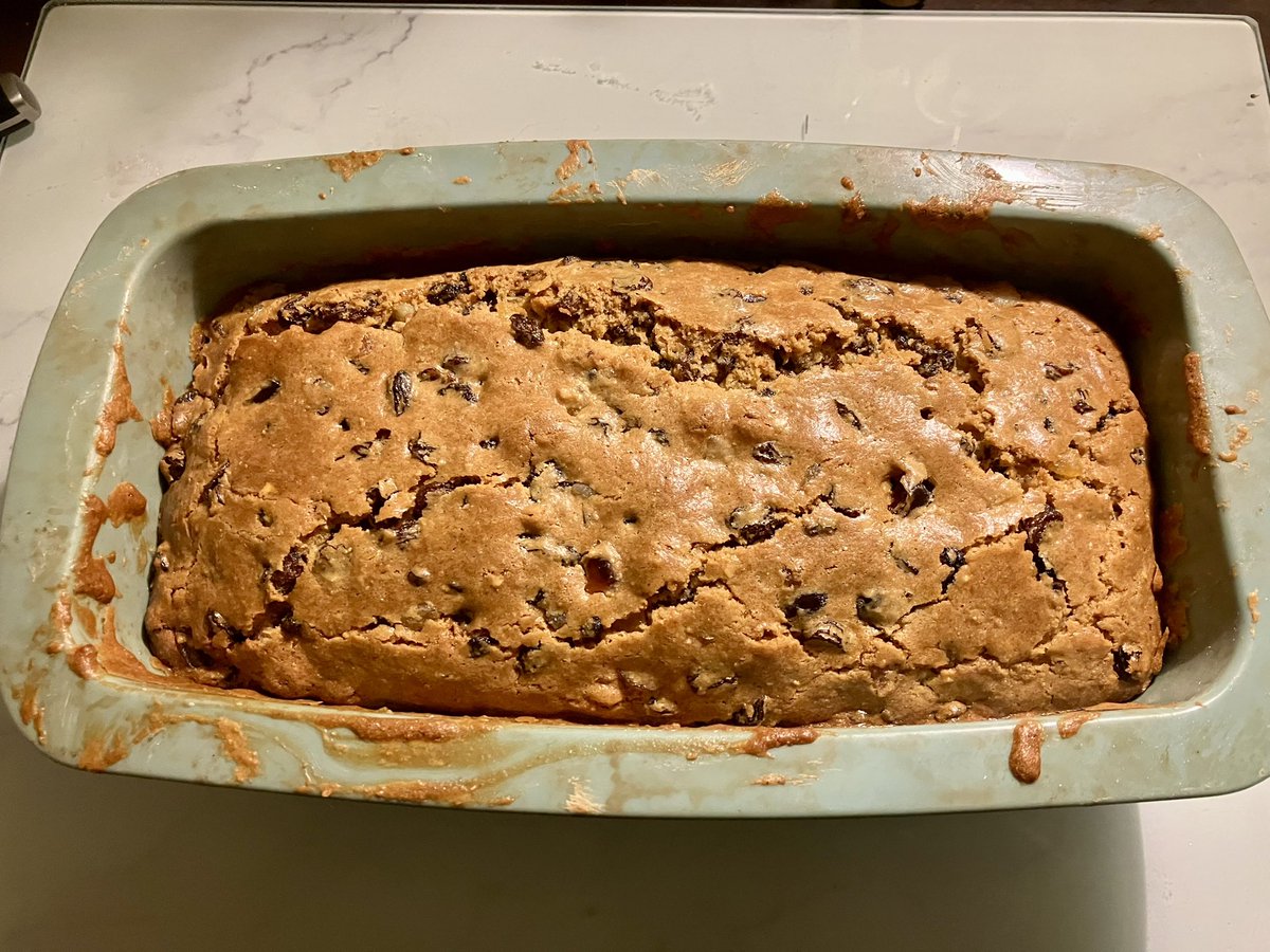 Just taken the Ray Darcy Show Christmas Cake from the oven to cool.
Doesn’t look too bad if I say so myself.
I’ll feed it decent whiskey tomorrow #ChristmasCake #HomeBaking