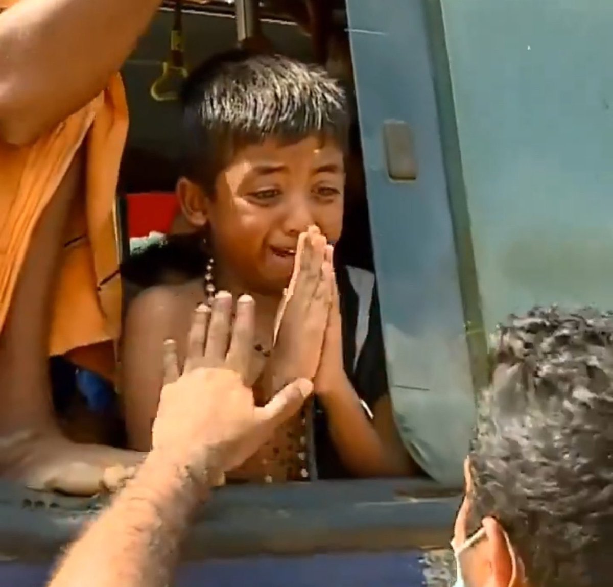 इस तस्वीर ने सबको रुला दिया😭

#HinduLivesMatters #Sabarimala