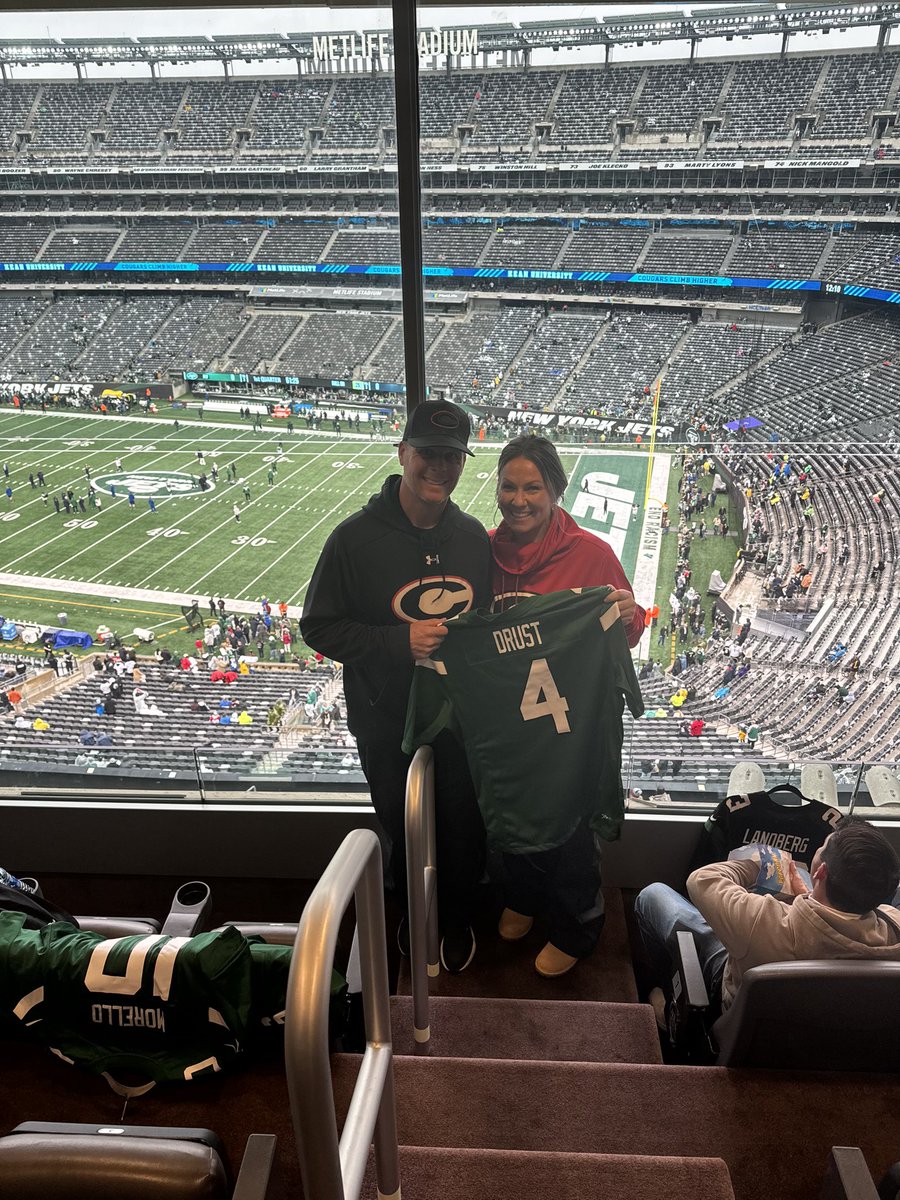 CHSRamFootball's tweet image. A big day in Ram Land this past weekend! Thank you @NYJetsPR for setting up an awesome day celebrating Coach Drust!! A true leader and role model to our guys!! Also, we got to celebrate the day with our seniors and fathers!! Thank you for all of your hard work these past 4 years!
