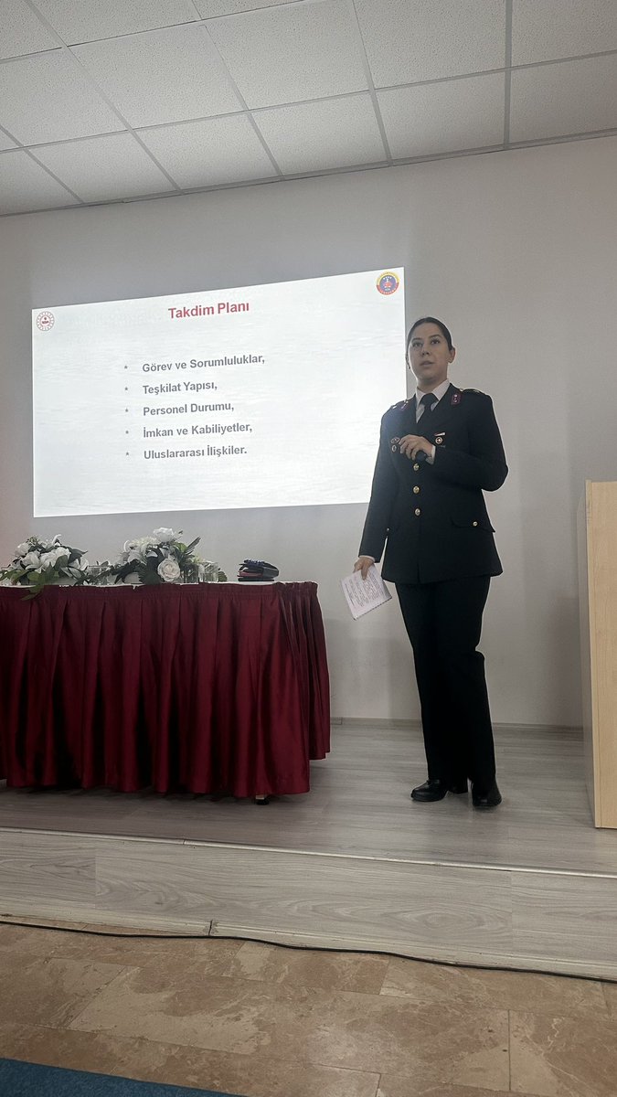 isubu_uluborlu's tweet photo. Isparta İl Jandarma Kom. tarafından Yüksekokulumuzda tanıtım etkinliği düzenlendi. Etkinlik kapsamında Jandarmanın genel işleyişi, KADES, Narkotik Anne, Siber Güvenlik konuları anlatıldı. Ayrıca Trafik, JAK, OYİ ve Köpek timleri ile ilgili stant açıldı.@isubu32 @yilmazcatal_ https://t.co/DecqJmFdvd