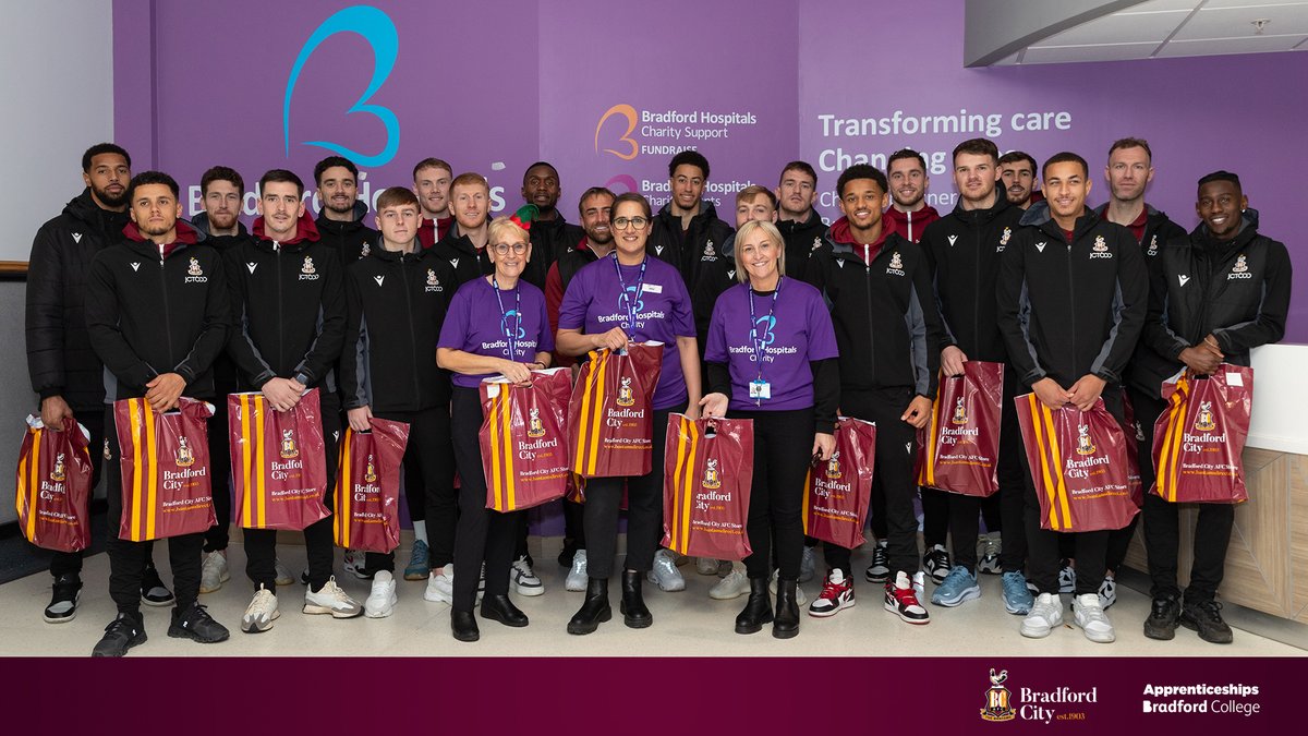 🎁 | A trip to Bradford Royal Infirmary this afternoon - where we teamed up with @bcafc_cf to spread some festive cheer, by handing out Christmas presents on the children's ward! #BCAFC | @BTHFTCharity