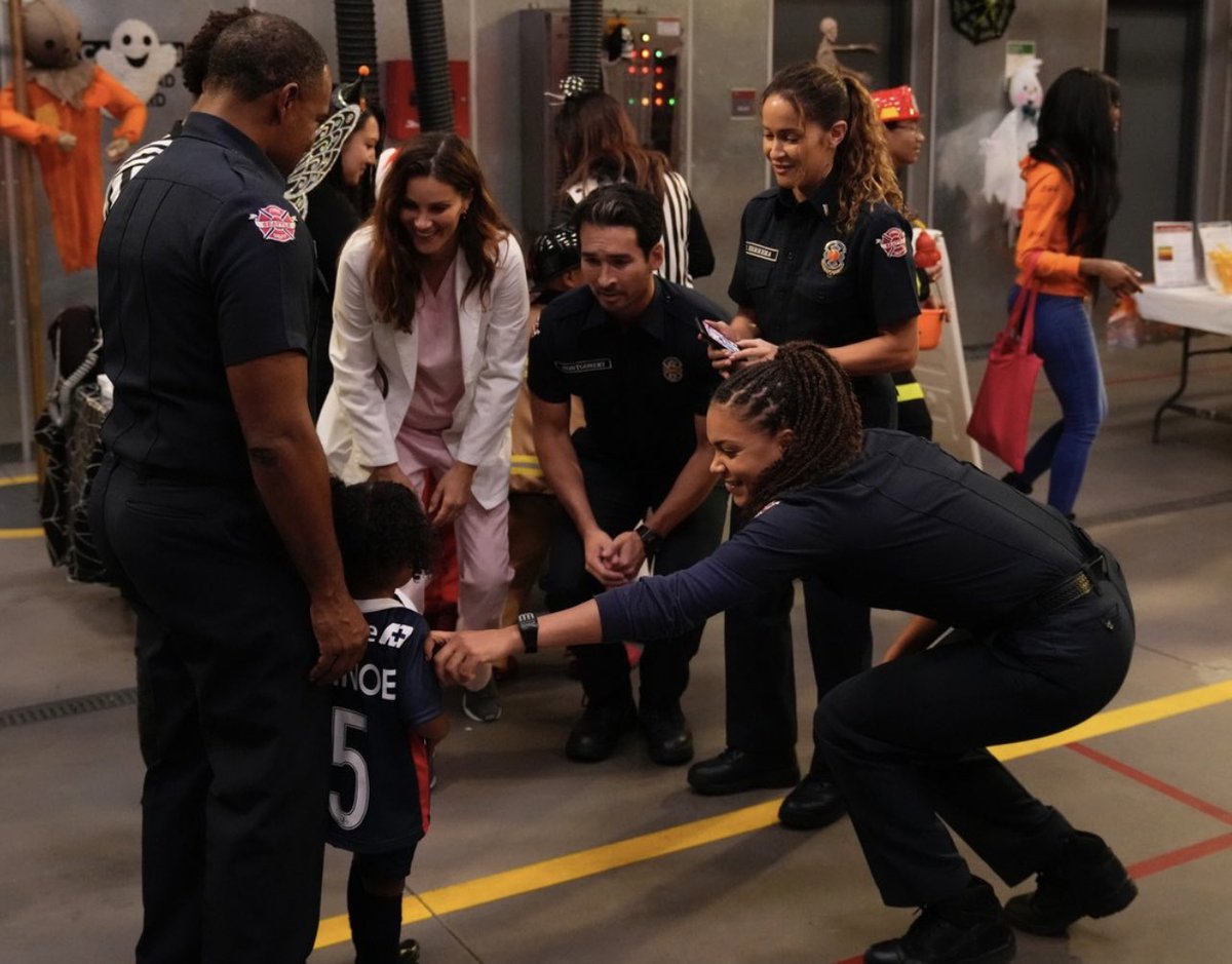 Hey @OLReign! Remember when station 19 had Pru dress up as Pinoe in a reign jersey?! ABC is trying to cancel the show. Many writers/actors are fans of the NWSL and support often! Want to sign the petition to keep it on the air or give a RT? #savestation19 change.org/p/save-station…