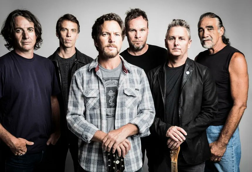 Papis @ramondemartino @danescamill @ElCandanosa @RodoLanda @grillo___ @Vero_Ale hoy 23/12 es cumple del super cantante y líder del grupo estadounidense 🇺🇸 de grunge @PearlJam #EddieVedder #HappyBirthday