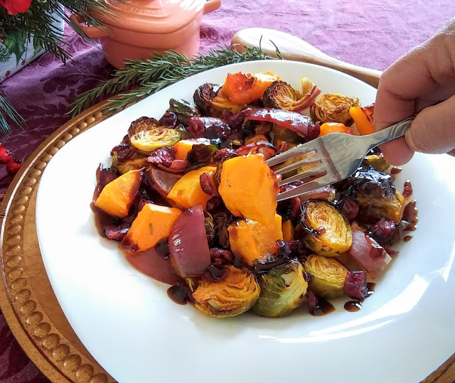 Looking for a special side dish for your holiday meal? This dish is so pretty and healthy. It is perfect for your holiday menu. Even people who dislike veggies will enjoy this dish. momknowsbest.net/2018/12/roaste… #holidayrecipes #sidedishes #rainbowroastedveggies