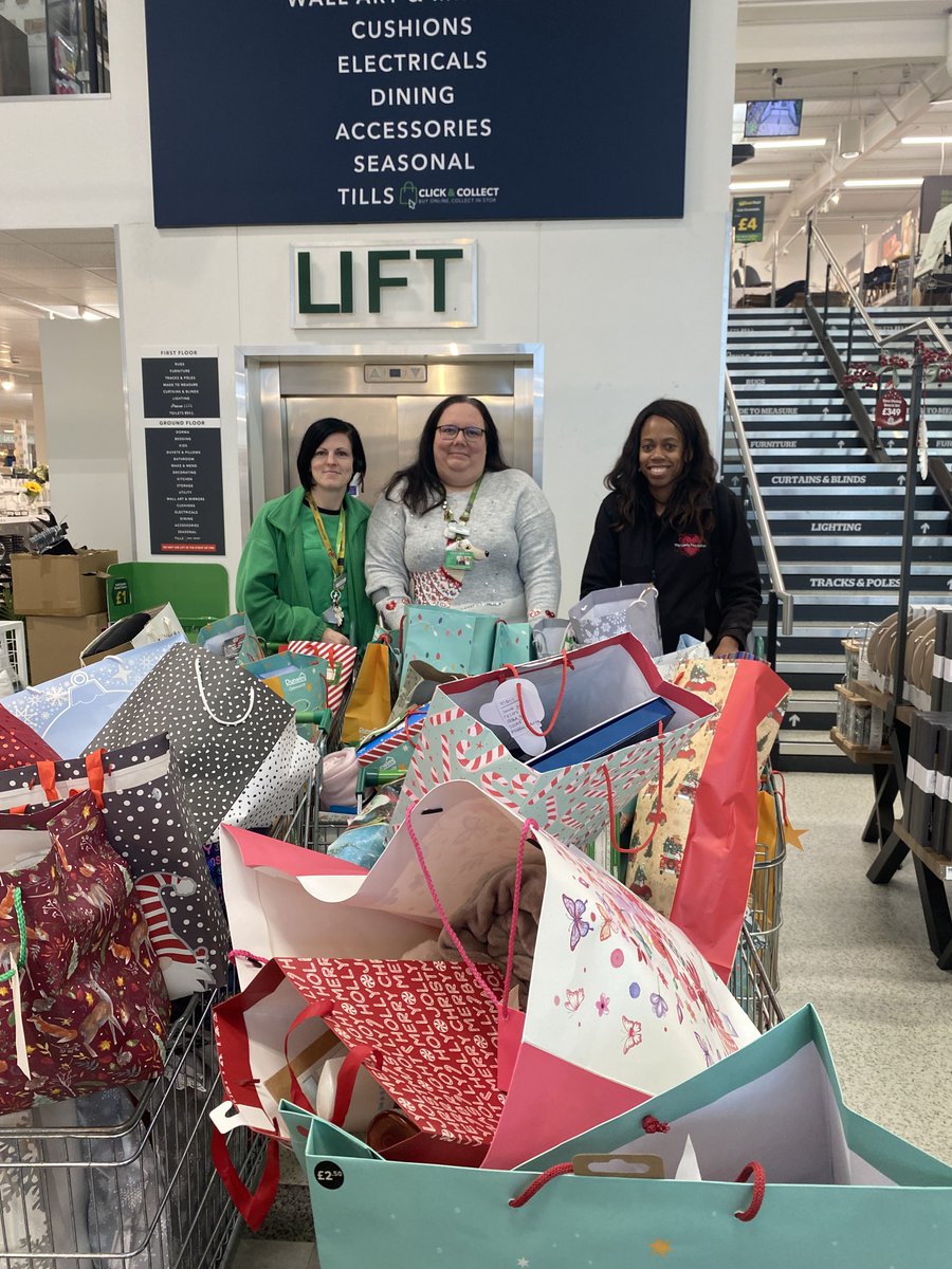 Huge thanks to @DunelmUK #miltonkeynes along with the amazing customers who made the 'Delivering Joy Campaign' a success! Your generous gifts for adult cancer patients at @MKHospital means so much. If you missed it, you can still contribute at: justgiving.com/page/tlf25days… #Christmas