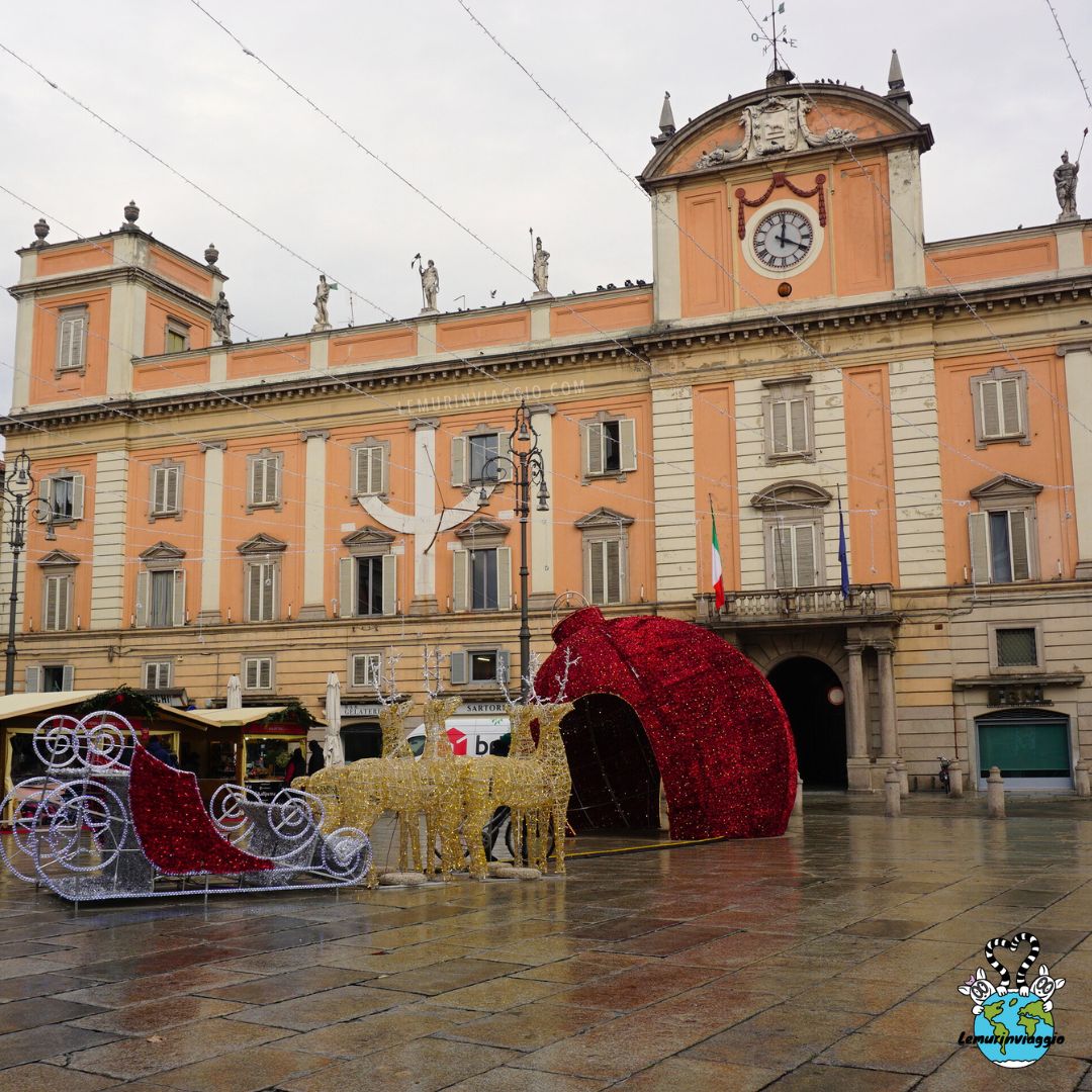 Siete mai stati a Piacenza nel periodo natalizio? Vi lasciamo qualche scatto di Piazza Cavalli con i suoi mercatini. Nei commenti il link al post su #instagram con le info. #NataleAPiacenza #Piacenza #Natale2023 #inEmiliaRomagna