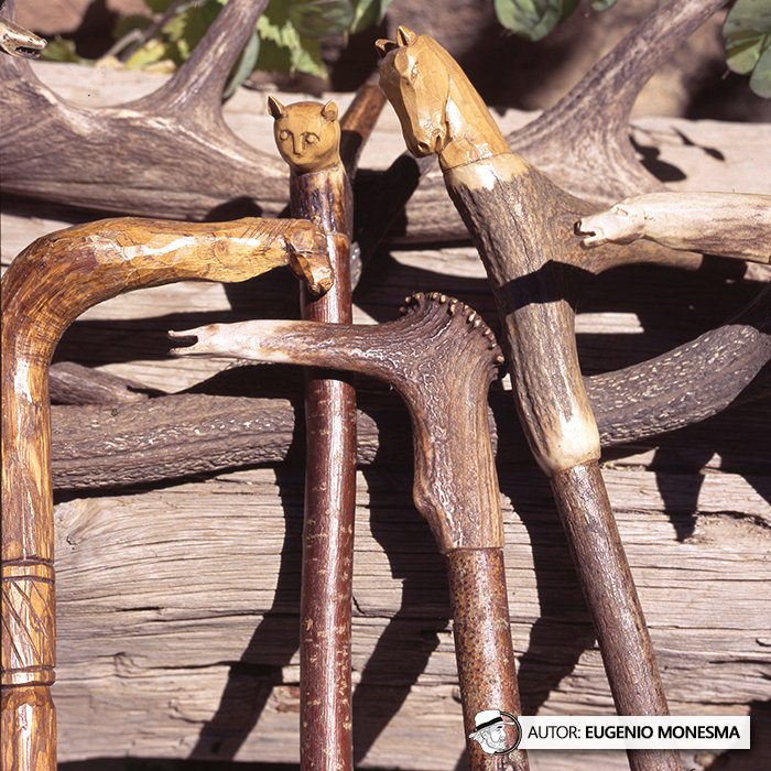 EugenioMonesma's tweet photo. 🦌🦌 Cuernos de #CIERVO para tallar puños de #BASTONES y #ANILLOS.
Sí, has leído bien, el elemento principal de estas #artesanías son las #astas de ciervo recién caídas del animal y mucha creatividad del #artesano Moisés.
📽️ Documental COMPLETO (5'): https://t.co/9tfCYcRceU https://t.co/fe0tRdaFup