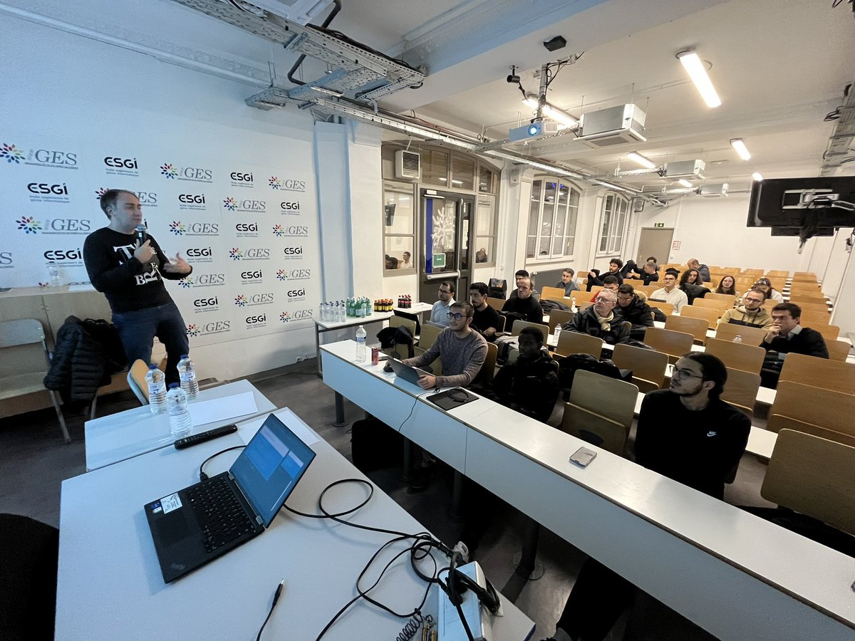 Notre meetup @AZUGFR - Azure User Group France chez @ESGI est en marche ! Avec les dernières nouveautés #Azure et un speech dédié aux #containers dans Azure par nos 2 speakers #Cloud Solution Architects de Microsoft, @HoussemDellai et @YassineElGhali8.