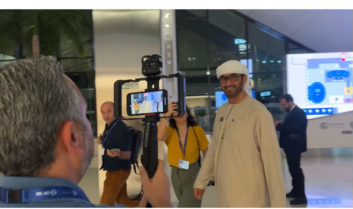 GeorginaRannard's tweet image. A smile from the COP28 president tonight - these UN climate talks were close to collapse last night - are they back on track? 
We&apos;ve been reporting live all day and will stay with you through the night - read it here bbc.com/news/live/worl…
