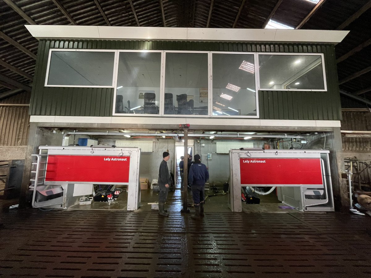 sjoerdgalema's tweet image. Onze #Melkrobots gaan na 20 jaar met #Pensioen. Met frisse nieuwe @LelyHolding #Melkers hebben we zin in de #Toekomst. @hetzitinmelk