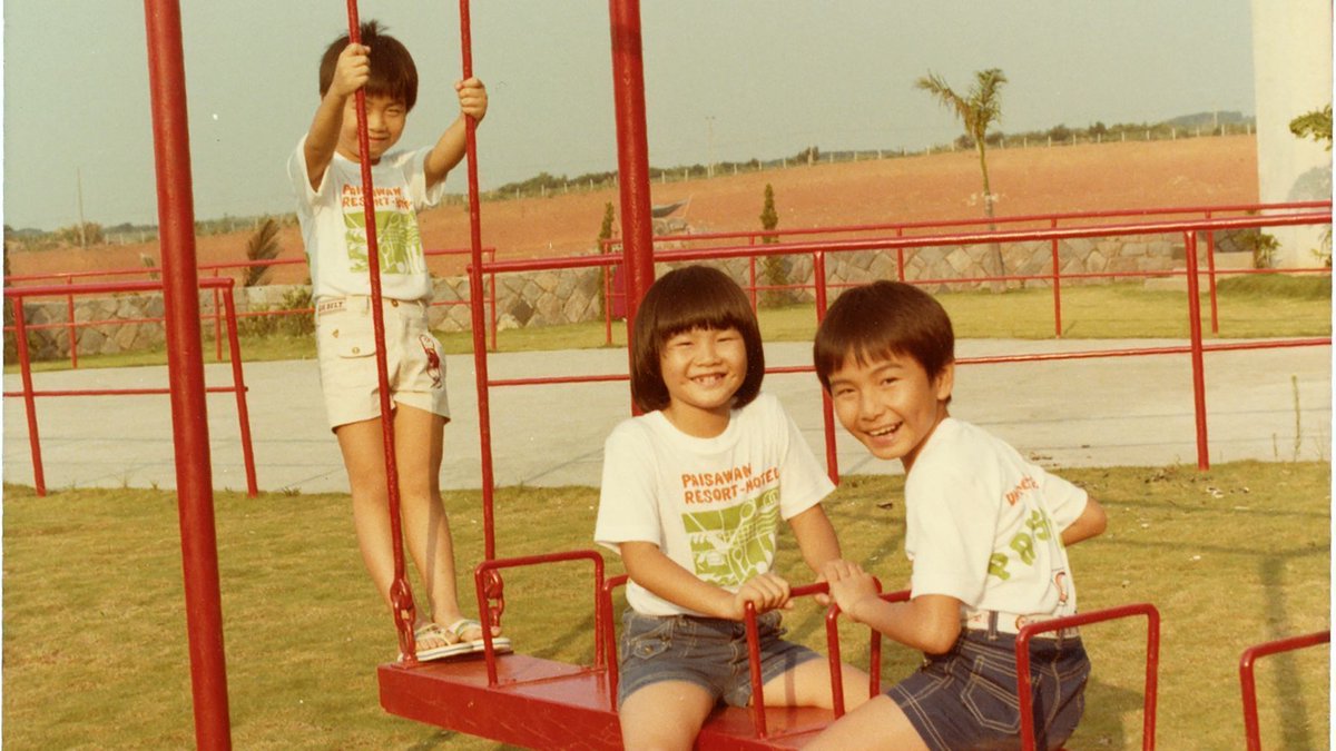 Catapult Film Fund (@catapultfilmfnd) on Twitter photo Today's #GranteeSpotlight is PARACHUTE KIDS (dir/prod. <a href="/SLeoChiang/">S Leo Chiang 江松長</a> + prod. <a href="/yvonnewelbon/">Yvonne Welbon</a> + co-prods. <a href="/betsyrtsai/">Betsy Tsai</a> & Mickey Luan)
Learn more: buff.ly/3GDhmO3
#DocumentaryFilm #NowFundthis Today's #GranteeSpotlight is PARACHUTE KIDS (dir/prod. <a href="/SLeoChiang/">S Leo Chiang 江松長</a> + prod. <a href="/yvonnewelbon/">Yvonne Welbon</a> + co-prods. <a href="/betsyrtsai/">Betsy Tsai</a> & Mickey Luan)
Learn more: buff.ly/3GDhmO3
#DocumentaryFilm #NowFundthis