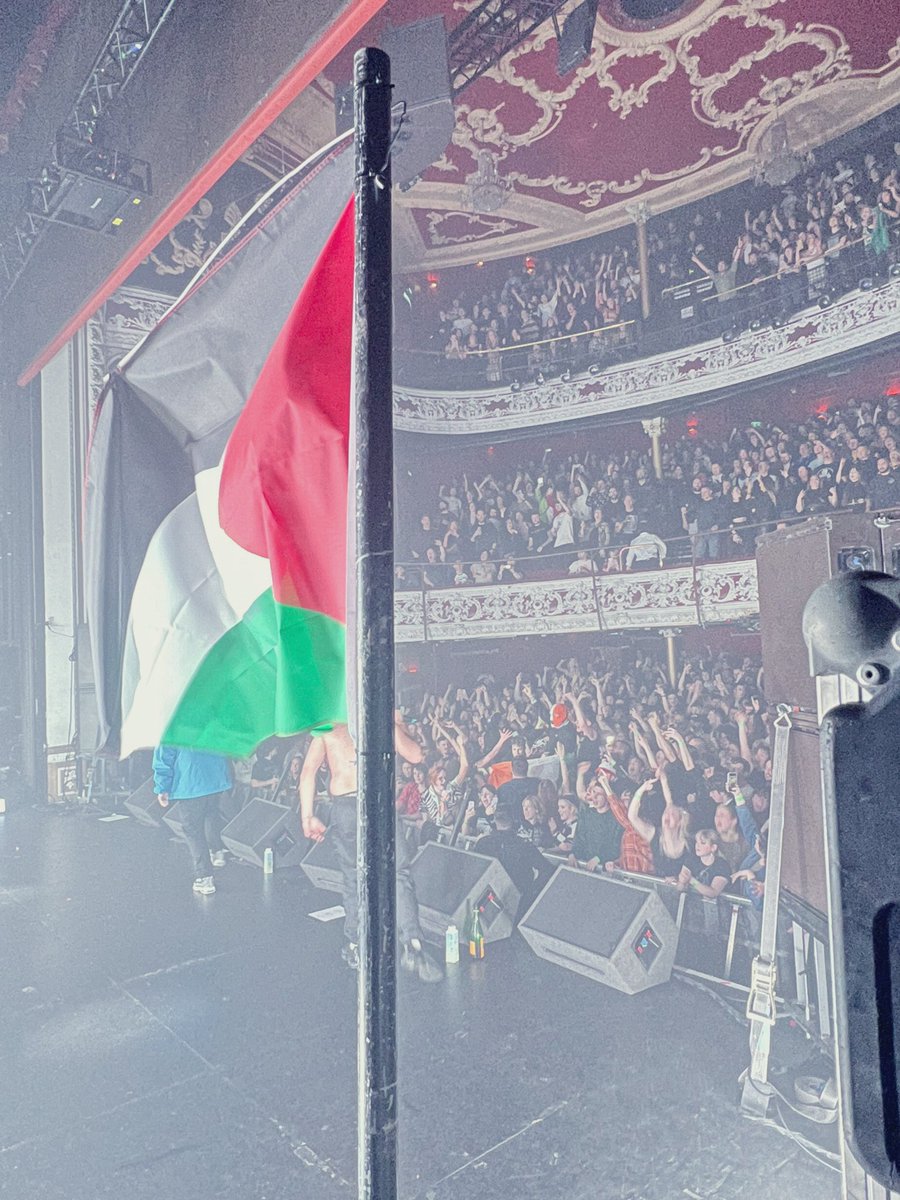KNEECAPCEOL's tweet photo. Tonight the flag of Palestine flew proudly on stage for our gig at a sold out Olympia Theatre.

Just outside it flew over Dublin City Hall. 

Ireland stands with Palestine and against apartheid. 🇮🇪🤝🇵🇸 https://t.co/cYsNzmo2ui