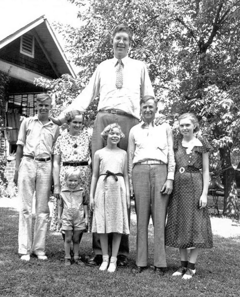 The tallest man to ever live, Robert Wadlow, poses with his family in 1935.