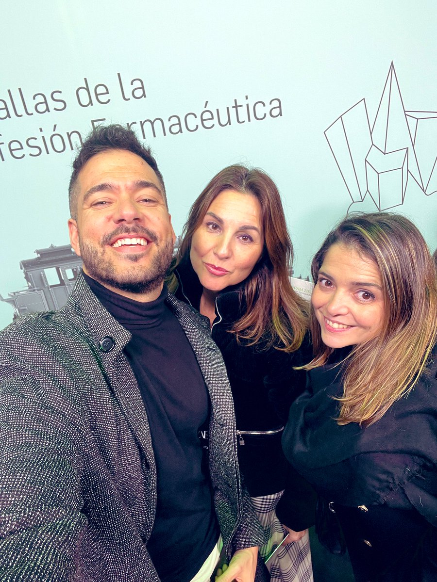 EnfermeroEnred's tweet image. Disfrutando de una tarde en los Premios #PAM2023, una ceremonia de entrega de Medallas de la Profesión Farmacéutica de @Farmaceuticos_. 

Un momento para reconocer y valorar el indispensable papel de los farmacéuticos.

¡Enhorabuena a todos los premiados por su dedicación y…