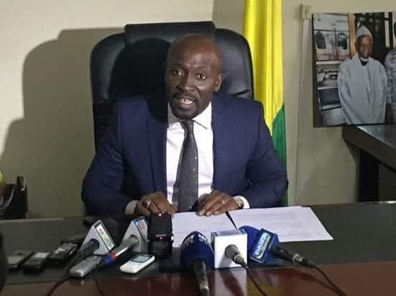 «Des autorités morales et intellectuelles qui ferment les yeux sur  les injustices et tournent le dos à la justice. Comme nos dirigeants !
Une élite qui, face aux défis sociétaux s’est  transformée en théoriciens de l’absurde et de l’asservissement volontaire»
Gassama Diaby.