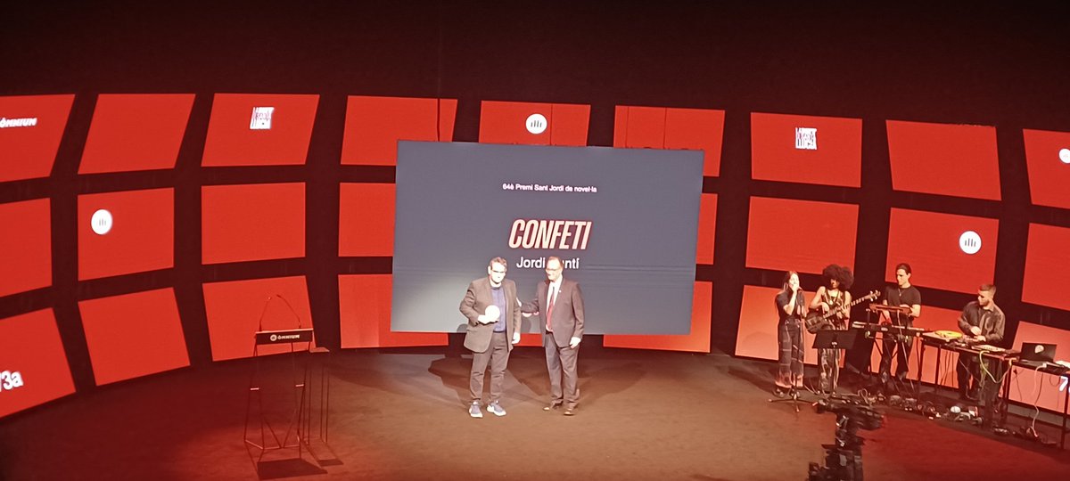 Jordi Puntí (<a href="/puntinho10/">Jordi Puntí</a>), Premi Sant Jordi de novel·la amb “Confeti”, o quan l’aposta a favor de la felicitat i l’alegria ens empeny a la ficció. 
Felicitats, Jordi!
<a href="/omnium/">Òmnium Cultural</a>
#NitDeSantaLLúcia
Impacients per llegir-la a partir del febrer!