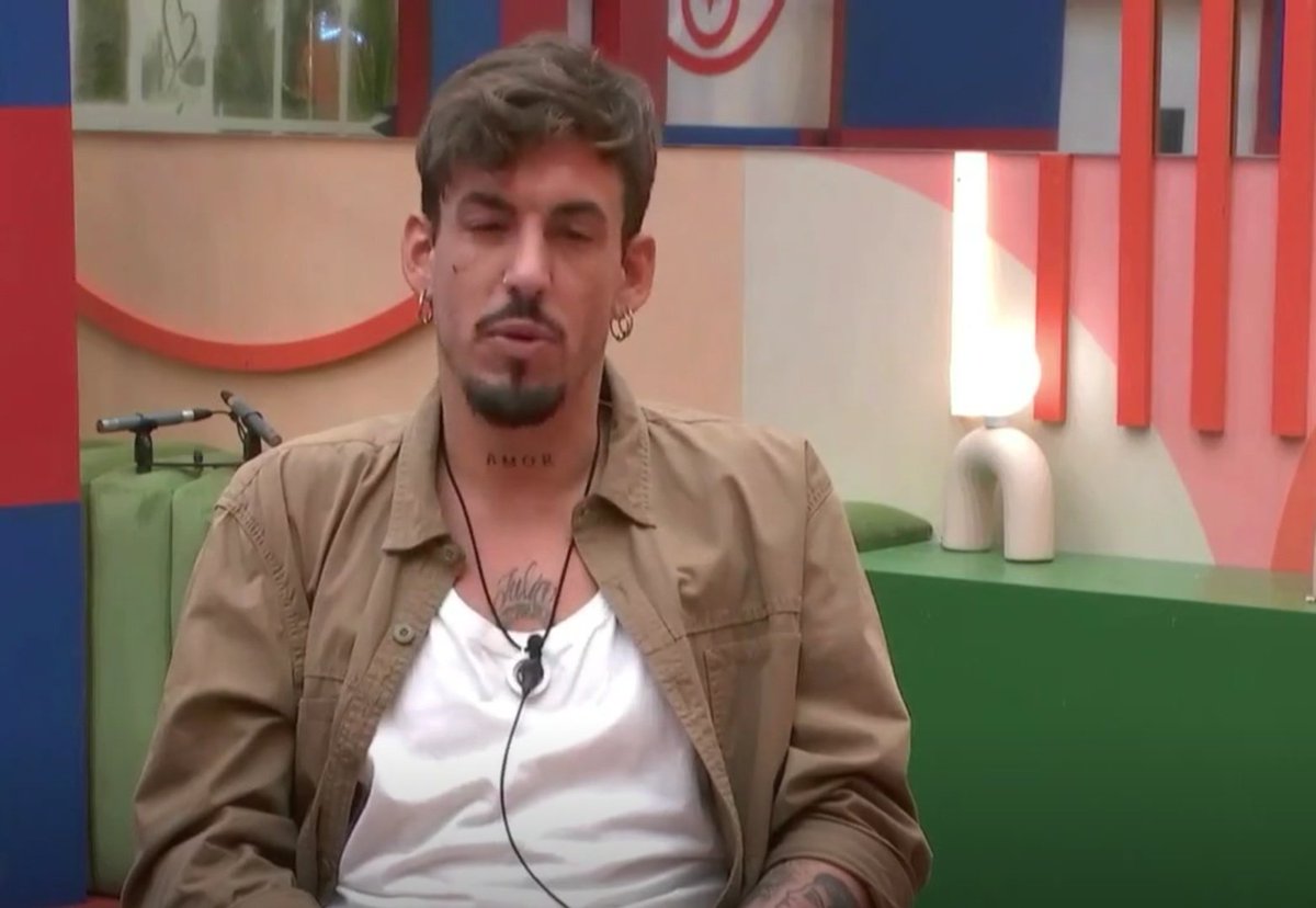 Tyshha's tweet image. #GHVIP12D madre mía qué manera más burda de utilizar a Jessica.. ahora haciendo hincapié en que con él los abrazos le daban vergüenza y le preguntó por qué y no obtuvo respuesta (risita). Es que es taaaaan burdo todo que no sé cómo no se le cae la cara de vergüenza 🫣