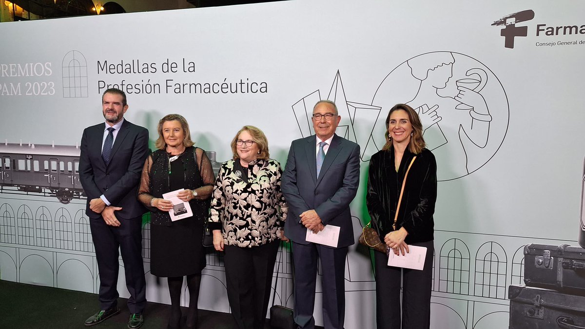 Hefame_es's tweet image. Nuestro presidente asiste a la gala de los #PAM2023 y #MedallasCGCOF de @Farmaceuticos_ 🎖️

Un evento que reconoce a destacados profesionales del sector y los medicamentos más innovadores de 2023💊

¡Enhorabuena a todos los premiados ! 👏🏼