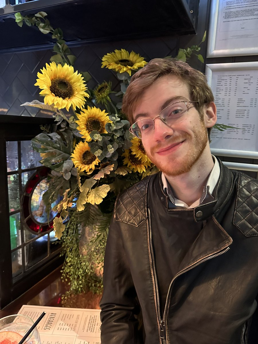 VulpixLux's tweet image. Sunflowers are my favourite 🌻