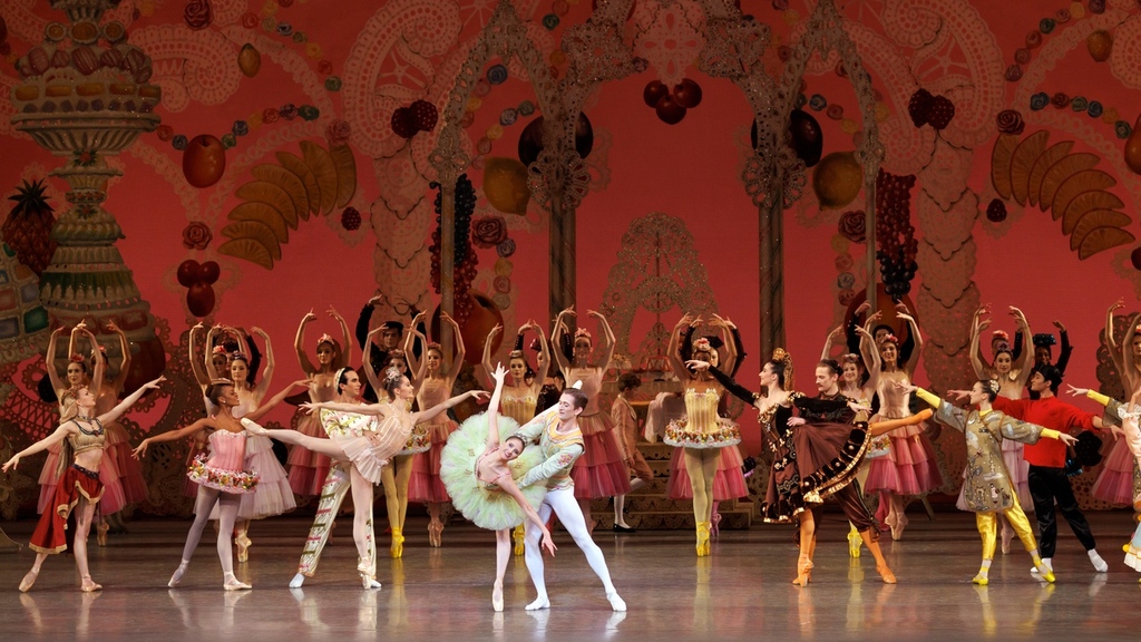 nycballet's tweet image. #NutcrackerNumbers The grand finale of George Balanchine&apos;s The Nutcracker® uses 1 million watts of lighting.

There are still three weeks left to be dazzled by the holiday classic. Reserve tickets during December 29–31 performances for best availability: nycballet.com/nutcracker