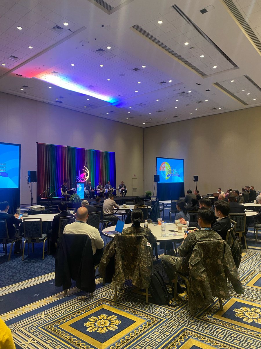 Final sessions of the day have begun! Attendees are absorbing the last bit of EW insight before ending the day with our Happy Hour in the Exhibit Hall