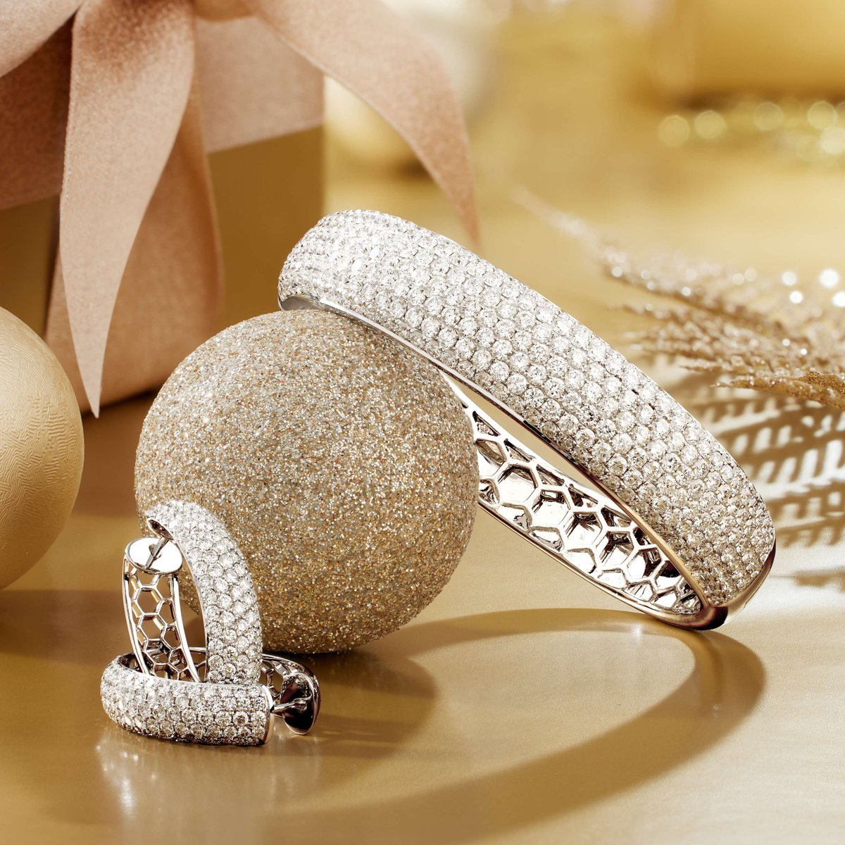 #Diamonds #Jewellery #Christmas #Festive #Festiveseason #Christmasjewellery #Gift #Fyp #Explore #Royaldeversailles #RdV #Blooryorkville #Toronto
