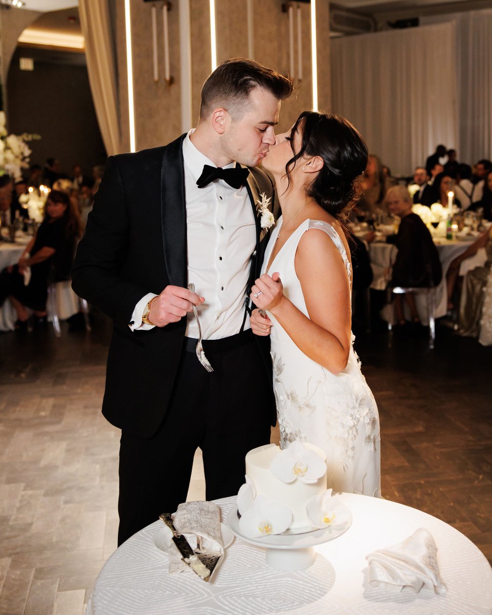 We go together like cake and frosting 🎂 ❤️

📸 @studiothisisphotography

#lmstudiochi #chicagoeventvenue #weddingday #chicagowedding #weddingphotography #weddingcake