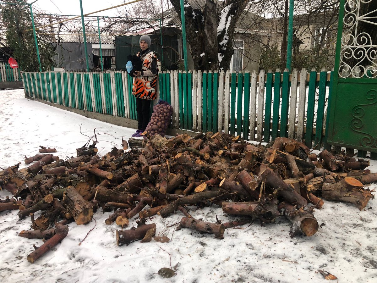 teechorg's tweet image. Deliveries of wood and potatoes in #moldova by friends of TEECH, supporting their own communities.