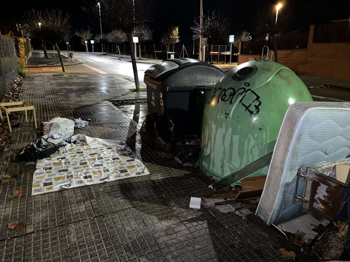 JaviCidoncha1's tweet photo. Esto ya es intolerable, esta es la imagen que tenemos desde hace muchos meses en la zona de los Salesianos; concretamente en la C/ Madre Remedios Rodrigo con C/ Don Pedro Rodriguez de Tena. No podemos consentir esta dejadez del @ayto_merida y del alcalde @arosuna ni un minuto más https://t.co/j7G07puRvx