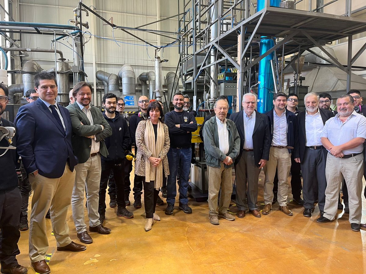 Equipo de ⁦<a href="/CodelcoChile/">Codelco</a>⁩ en la planta piloto de producción de cobre sin residuos, con tecnología desarrollada en la ⁦<a href="/udeconcepcion/">Universidad de Concepción</a>⁩ por académicos de destacada trayectoria en investigación en metalurgia.