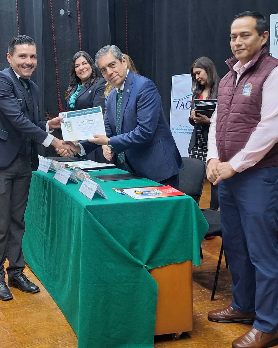 En una ceremonia encabezada por el titular del #IMSSSLP, doctor Leonardo Francisco Muñoz Pérez, y la titular de la Unidad de Atención a la Derechohabiencia, maestra <a href="/GabyParedesO1/">Gabriela Paredes Orozco</a>, entregaron reconocimientos por su destacada labor a las y los 28 #TAOD potosinos.