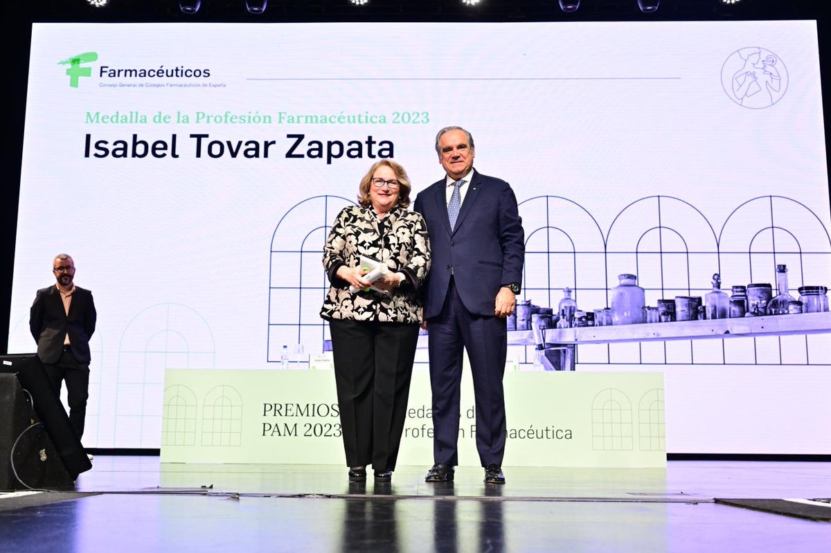 cofmurcia's tweet image. 🆕Felicitamos👏 a nuestra compañera del @COFmurcia  Isabel Tovar que acaba de recibir la Medalla de la Profesión Farmacéutica del Consejo General @Farmaceuticos_ por su gran trayectoria profesional.

▶️La presidenta, Paula Payá, asiste al acto de homenaje.
#PAM2023 #MedallasCGCOF