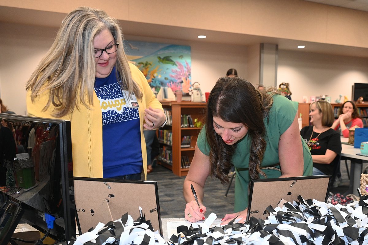 .<a href="/CyFairISD/">Cypress-Fairbanks ISD</a> ¡Agradecemos a Heart of Houston Homes por adoptar de manera oficial a <a href="/CFISDKeith/">Keith Elementary</a> mediante el programa 'Adopta una Escuela' del distrito! cfisd.net/site/default.a…… #EspírituCFISD 🎉