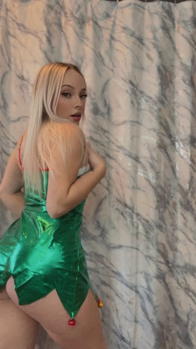 Santa’s favorite helper ready to bounce on your North Pole 🧑‍🎄🎄

Come play with me 💦