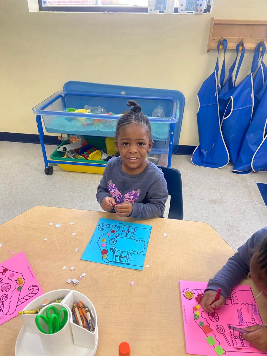 Who’s ready to make gingerbread houses? The kiddos painted and decorated their own houses! 🏠🎄

#childsvoice #hearingloss #deaf #hearingimpaired #deafeducation #nonprofitorganization #ASL #deafteacher #DeafEd #explorepage #teacherofthedeaf #holidays #christmas #gingerbreadhouse