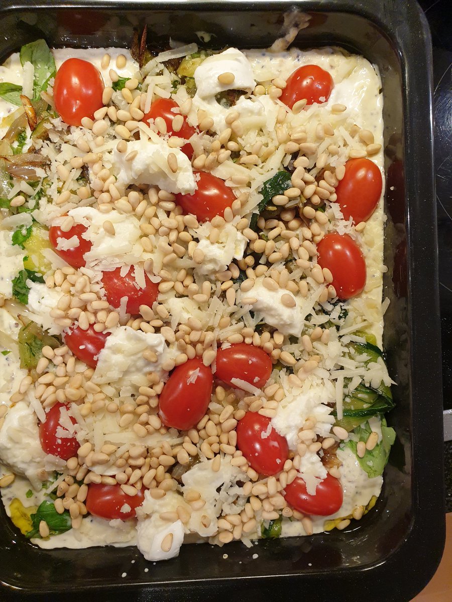dfpwriter's tweet photo. Quinoa flan with zucchini, mozzarella, tomatoes, zest und juice of a lemon baked with a pecorino crust and pine nuts. 
#cookinglight #cooking #HealthyEating #Food #foodies #vegetarian https://t.co/VXVyg2a6R5