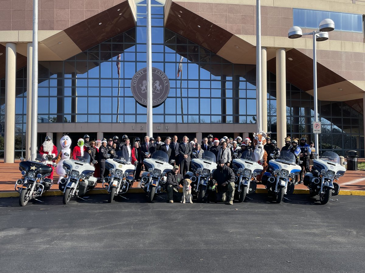Santa swapped his sleigh for a motorcycle today!🎅 The @FairfaxCountyPD Motor Squad rode around the County today for their annual #SantaRide and ended their journey at the Fairfax County Government Center.