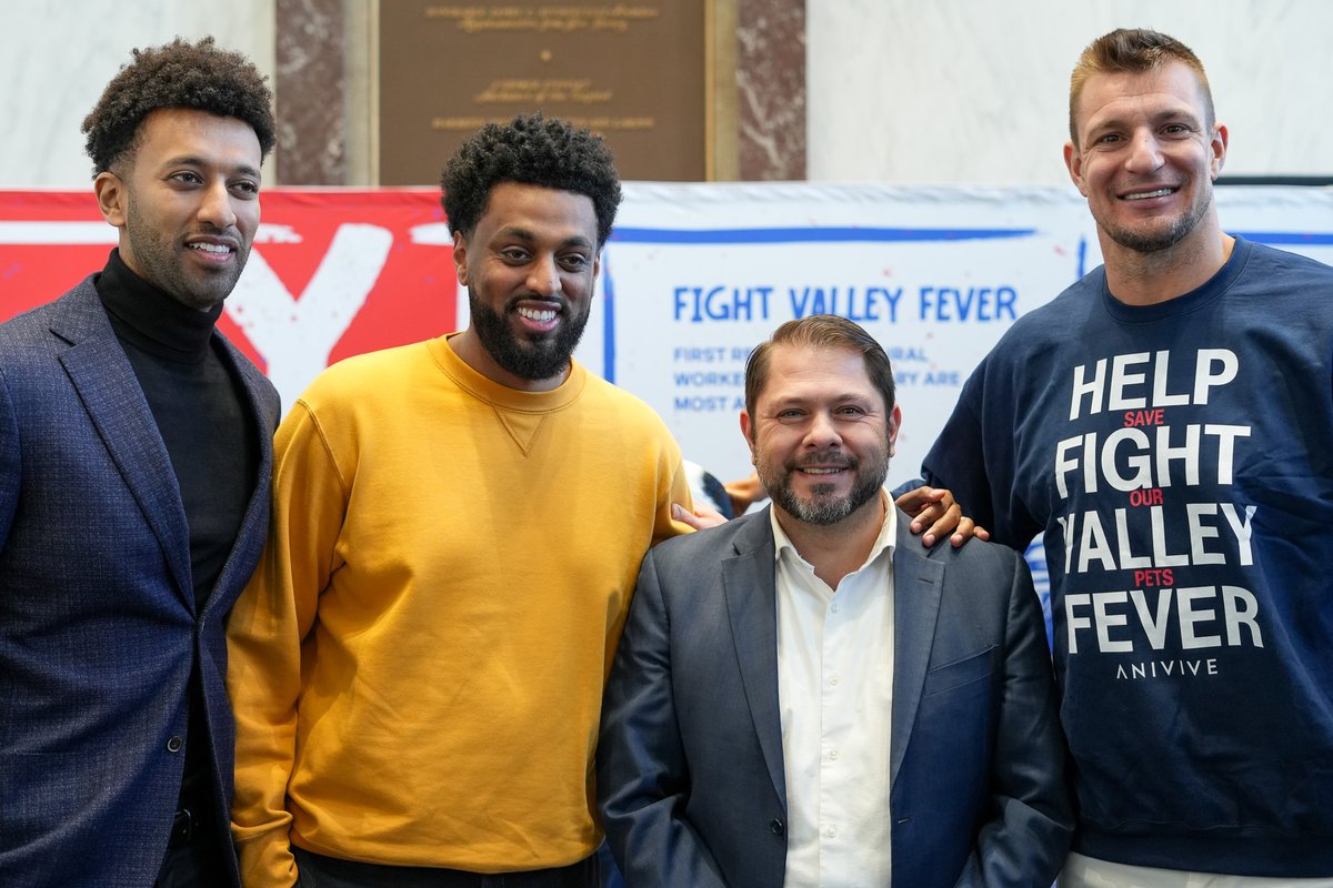 .@RobGronkowski has a few inches on me, but there’s one thing we have in common - we’re pet parents. 

That's why I'm pushing for legislation to develop a vaccine for Valley Fever, which harms thousands of Arizonans and their pets each year. Let’s #BearDown to end #ValleyFever.