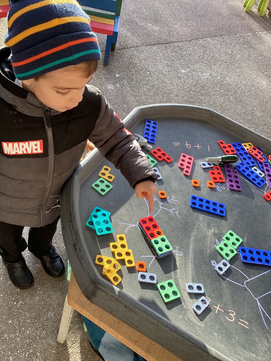 Maths in continuous provision today. Some children were exploring different ways to make 5, then how many 5s went into 10. #EarlyYears #earlymaths @KingsHeathPri @khpa_MrsS @d_khpa @Numicon