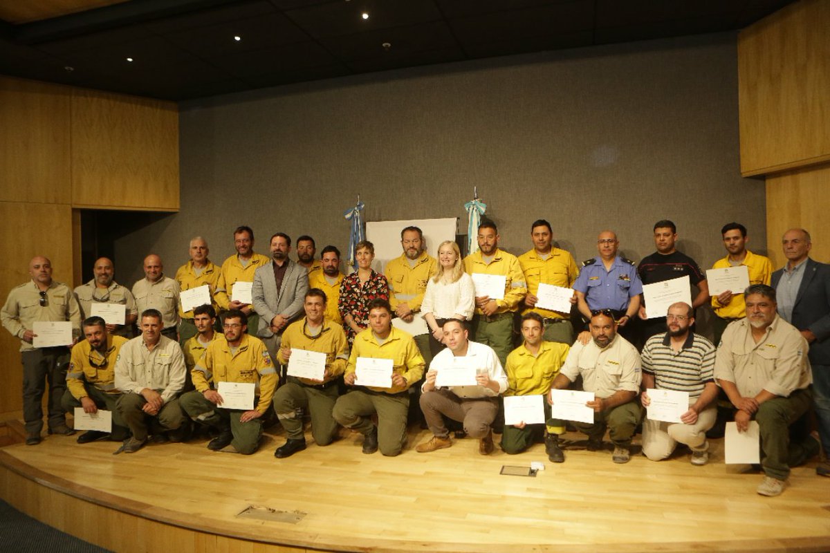 Con <a href="/Hebesil/">Hebe Casado</a> y <a href="/MercedesRus1/">M Mercedes Rus</a> distinguimos a Brigadistas y Guardaparques que trabajaron para apagar los incendios ocasionados por el viento zonda.
No hay que dejar de resaltar la vocación de servicio de aquellos que ponen su vida en juego por la de todos los mendocinos.