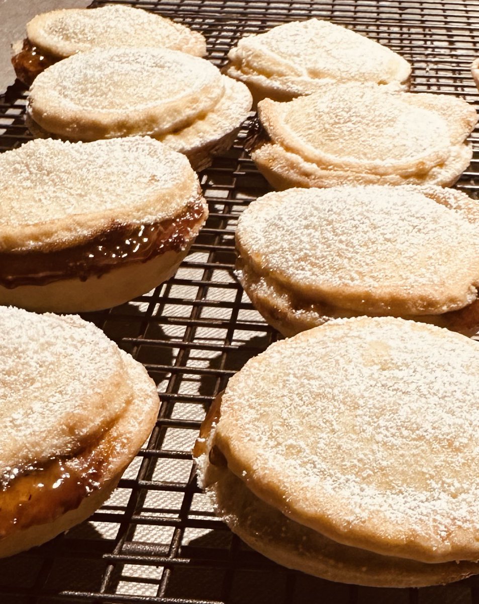 Just come out the oven. #christmasbaking #mincepies