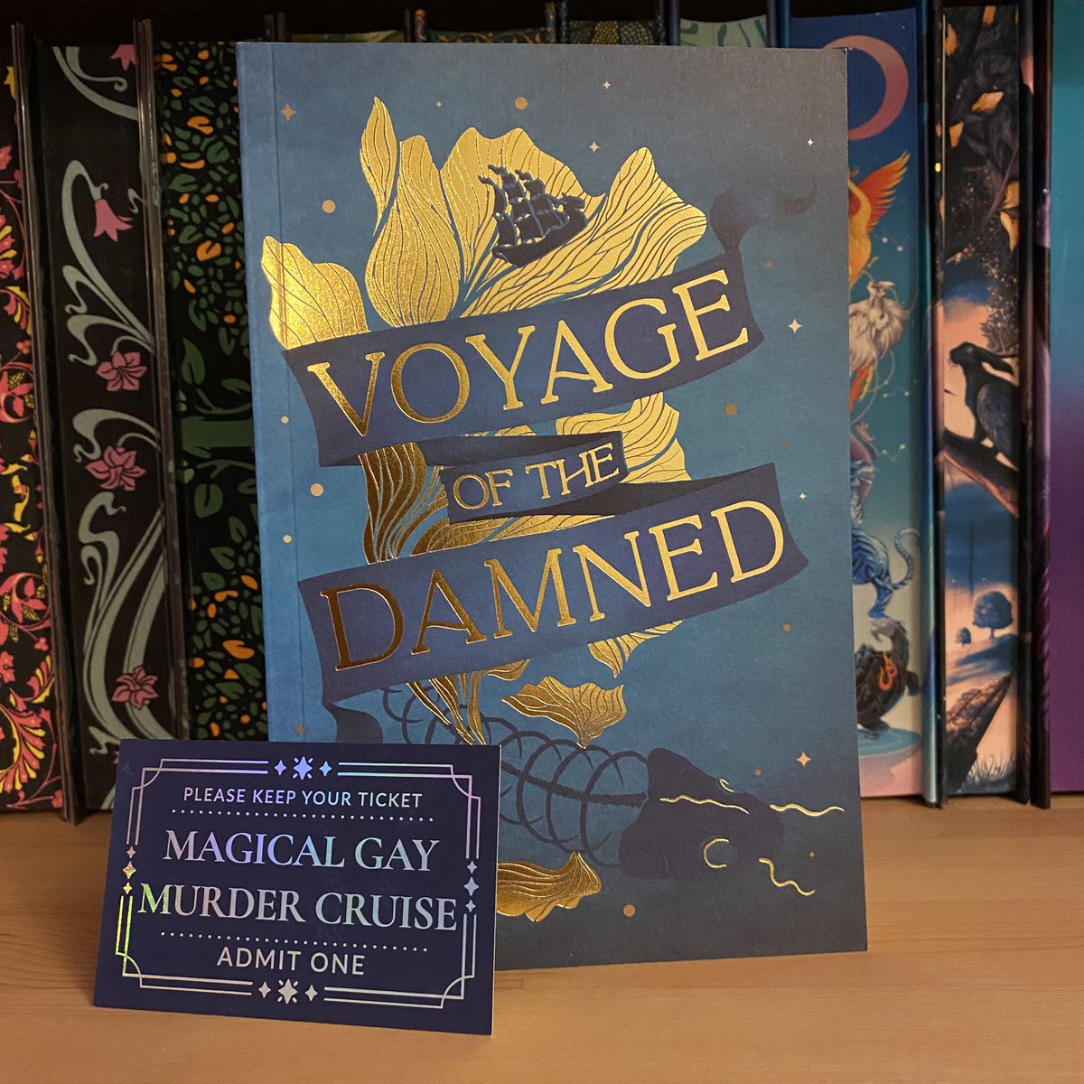 ✨ ARC GIVEAWAY ✨ As a thank you for all the support, I wanted to give something back so I’m doing a giveaway of an ARC of Voyage of the Damned. (Plus bonus boarding pass!) Very few of these remain! ☺️ RT and like to enter. Open worldwide. Ends 20 December.