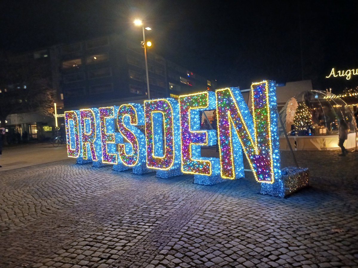 i7nP7m's tweet photo. Kitschig kann der Holger ja, muss nicht immer der lila Teddy sein.
Steht auch laufend jemand davor und lässt sich fotografieren.
#Augustusmarkt https://t.co/yrAjh2Dm9P