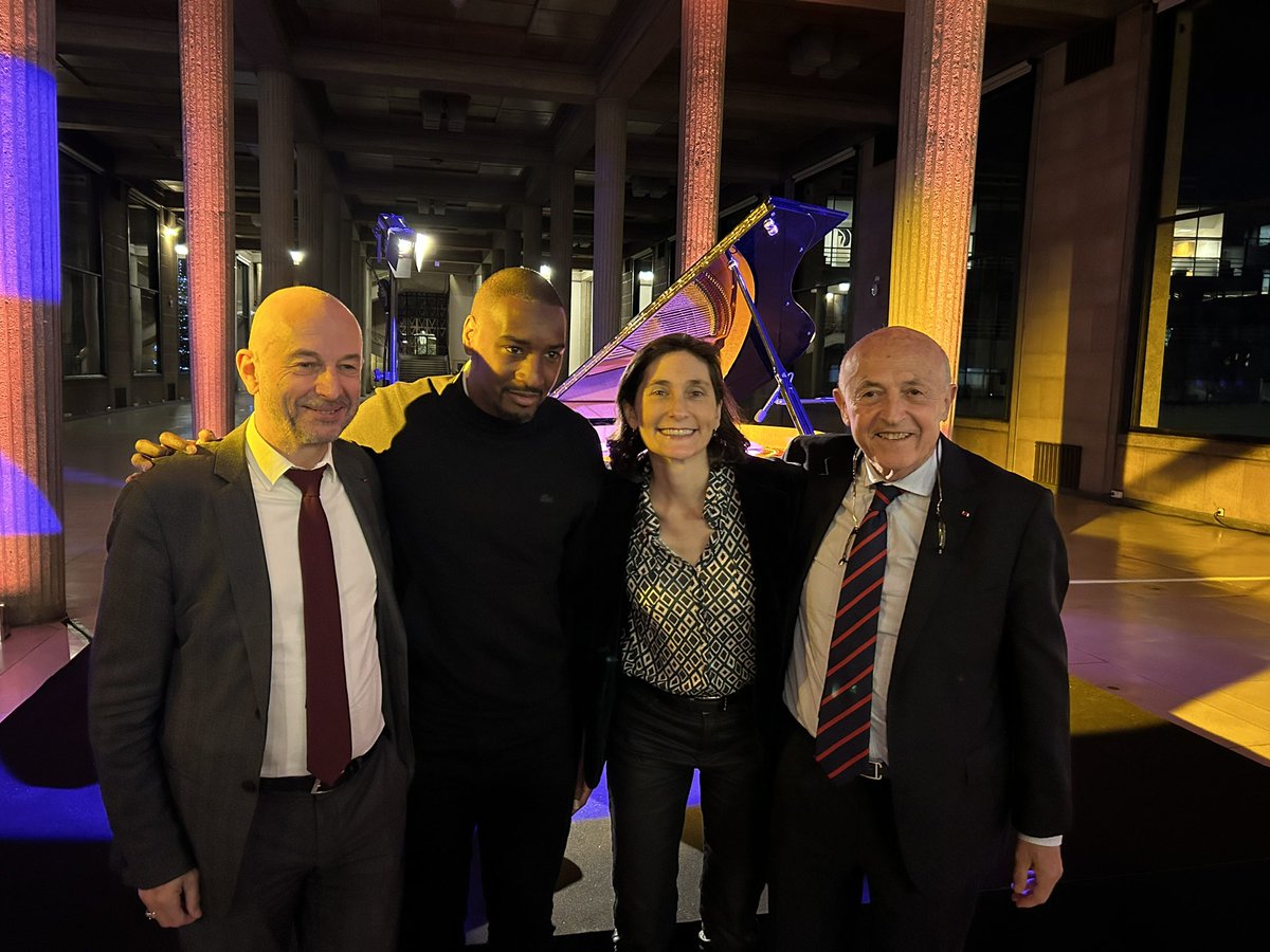 🎙️ Relier les mondes - Jeunesse, sport et économie par <a href="/Cercle_eco/">Le Cercle des économistes</a> au <a href="/lecese/">CESE</a>.

« Cette jeunesse qui la caractérise sans contestation possible est sa sensibilité à l’avenir, car l’avenir lui appartient ! Elle a besoin pour se projeter de rôles-modèles. » 🚀

<a href="/AOC1978/">Amélie Oudéa-Castéra</a> <a href="/mousscama/">Moussa Camara</a>