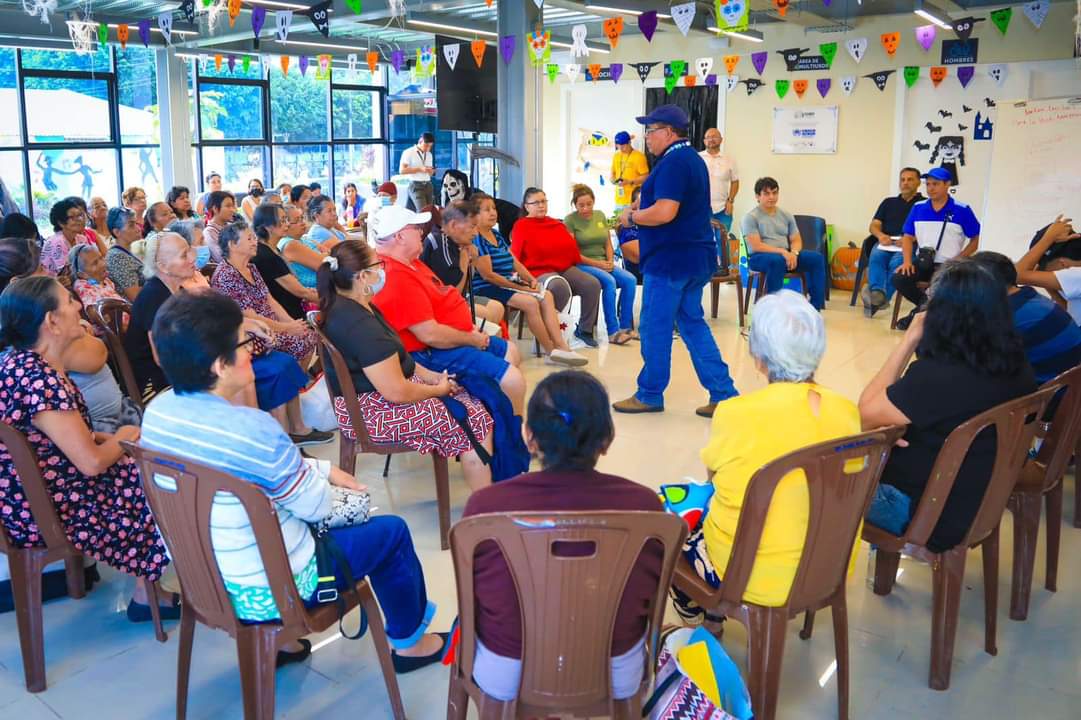 FAOElSalvador's tweet photo. FAO suma esfuerzos con @TejidoSocialSv, #CENDPESCA @AgriculturaSV  y @alcaldia_ss  para fomentar la agricultura urbana capacitando en temas como:

🍅Diversificación y establecimiento de cultivos
🌱Elaboración de bioinsumos
🌄Preparación del suelo
🎣Estanques para peces https://t.co/zaycK68yMW