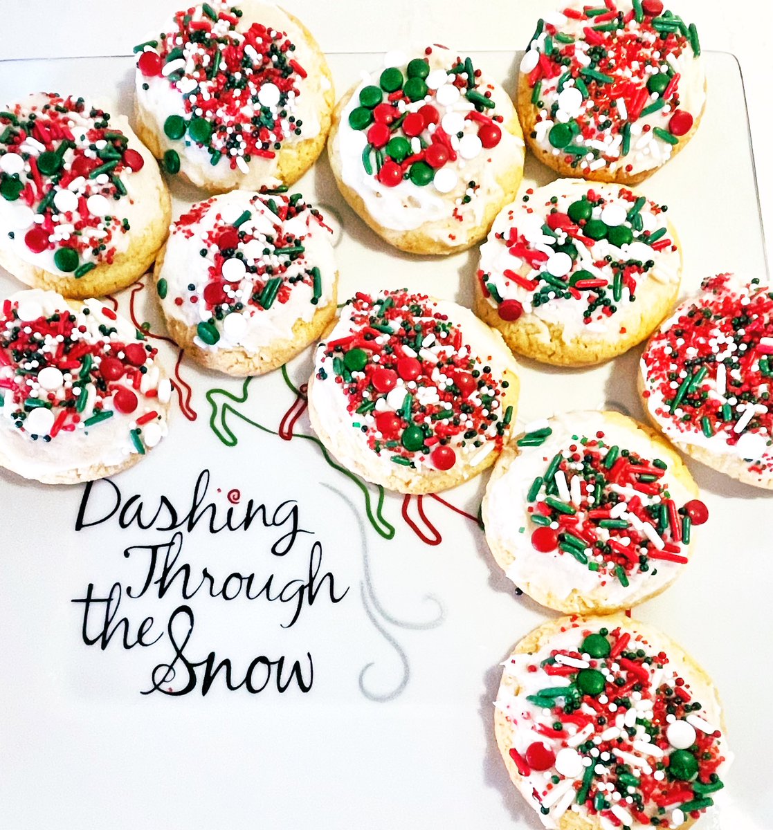 I have a neighbor who is a bit petty and “frosty” so what did I do? I made her kids some homemade sugar cookies (with homemade frosting!) AND SPRINKLES!!! ❤️💚❤️💚 I hope it makes her smile…😉#christmascookies #holidaybaking #baking #cookies #festivevibes #yummy